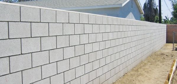 Một bức tường xây bằng gạch block