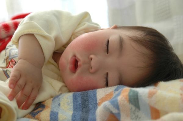 Mặc quần áo cho trẻ sơ sinh theo nhiệt độ se lạnh nên dùng áo dài tay khi ngủ