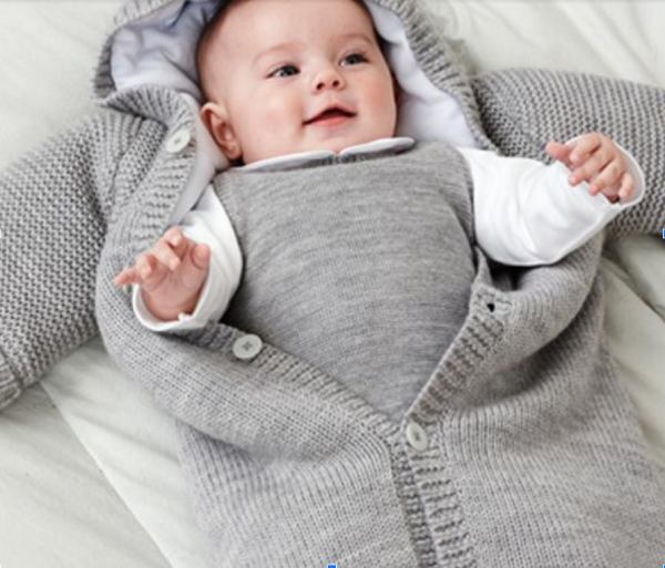 Mặc áo dày và khoác thêm đồ body để giữ ấm cho bé tối đa