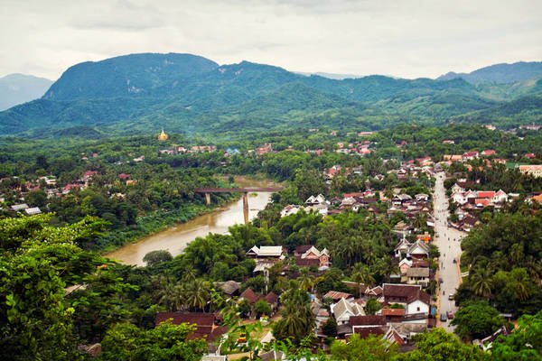 Phượt xe đạp đến thành phố Luang Prabang bình lặng.