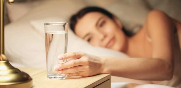 uống nước trước và sau khi ngủ
