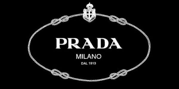 Sự khác biệt trong logo của Prada là tên thương hiệu nằm trong vòng tròn đã được cách điệu