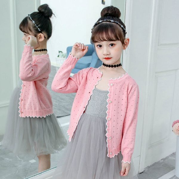 Mix một chiếc váy liền dễ thương cùng chiếc áo cardigan len