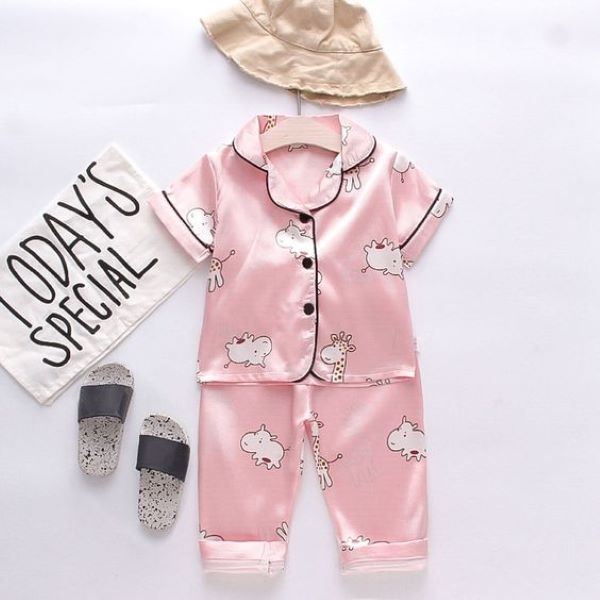 Mẫu pijama với quần dài và họa tiết những con vật đáng yêu.