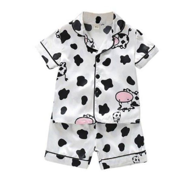 Mẫu pijama họa tiết bò sữa.