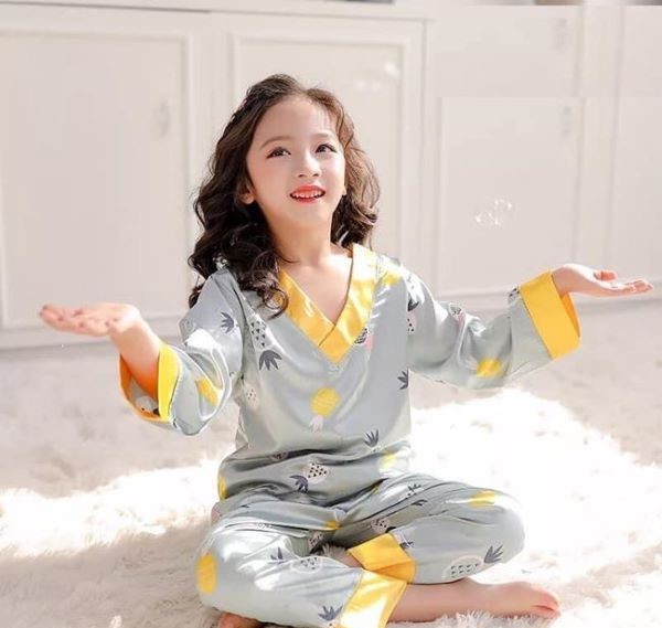 Pijama phi bóng cho bé có thiết kế đáng yêu.