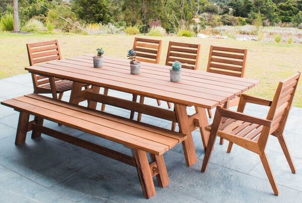 Chất liệu Rattan với vẻ đẹp tự nhiên và tính linh hoạt cao, thường được ghép với gỗ để tạo ra những sản phẩm bàn ghế ngoại thất độc đáo