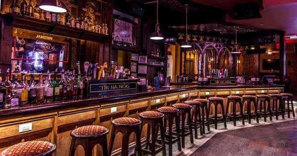 Quán bar, quán pub, và lounge thời thượng đều là những địa điểm ưa chuộng để sử dụng ghế quầy bar